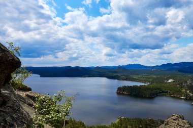 Kazakistan 'daki Burabay Ulusal Parkı' nda kıyı manzaralı bir göl.