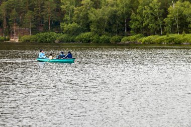 Kazakistan 'daki Burabay Ulusal Parkı' nda 27 Temmuz 2021 'de bir zevk teknesinde yüzen insanlar