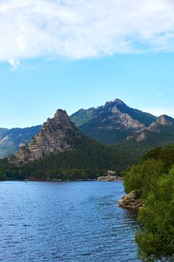 Burabay Ulusal Parkı 'ndaki Okzhetpes uçurumunun manzarası, Kazakistan' daki ünlü seyahat merkezi.