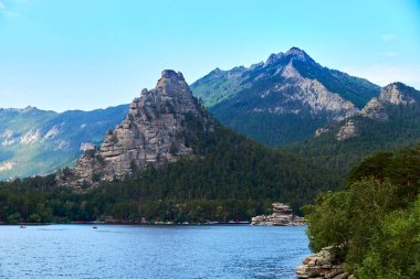 Burabay Ulusal Parkı 'ndaki Okzhetpes uçurumunun manzarası, Kazakistan' daki ünlü seyahat merkezi.