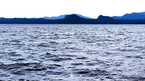 湖の景色と背景の山々のシルエットは — ストック写真