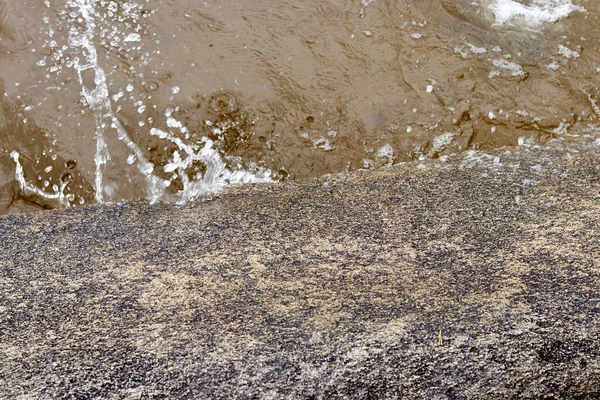 海岸の石に打ち寄せる湖の水の波 — ストック写真