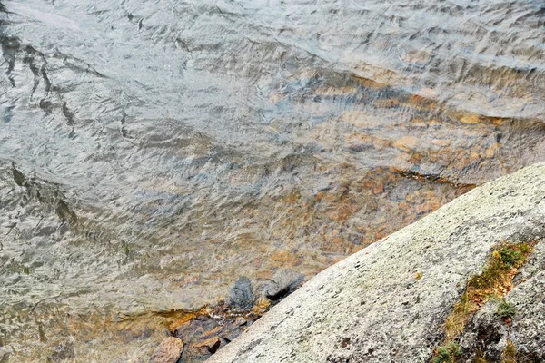 湖水拍打海岸上的石头 — 图库照片