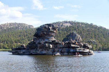 Burabay Ulusal Parkı, Kazakistan 'da uçurum ve eğlence tekneleri olan bir göl manzarası