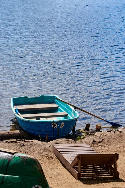 Recreational Boat Lounger Beach Shore Lake — Stock Photo, Image