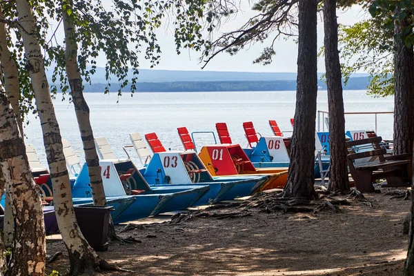 レクリエーション カタマランが湖畔の木製の桟橋に — ストック写真