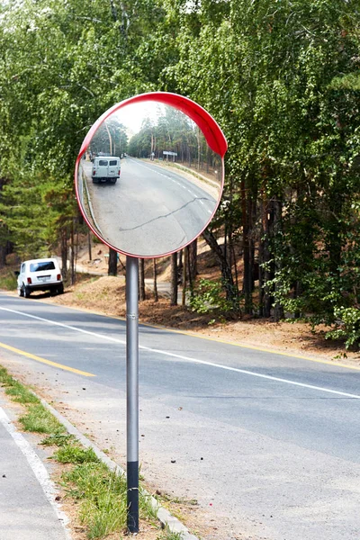 Specchio Stradale Sferico All Incrocio Strade Con Una Macchina Riflessione — Foto Stock