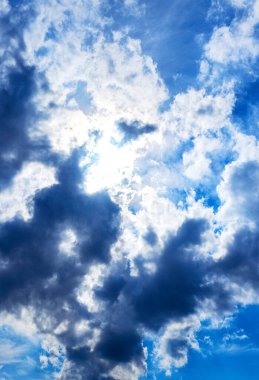 Güneşi kaplayan parlak kümülüs bulutları, bulutlu arka plan