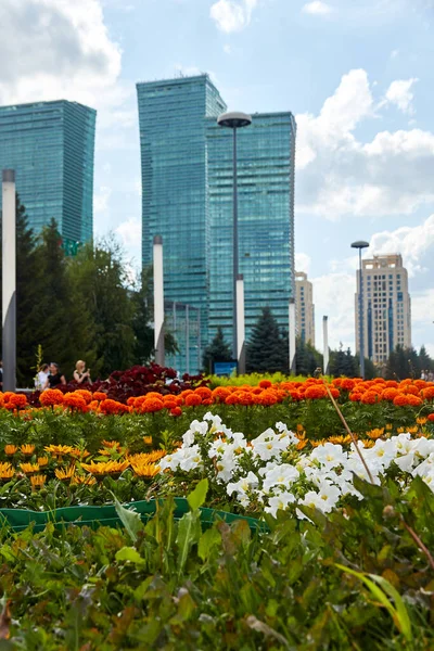 Beco da cidade com canteiros de flores em um dia ensolarado de verão em Nur-Sultan — Fotografia de Stock