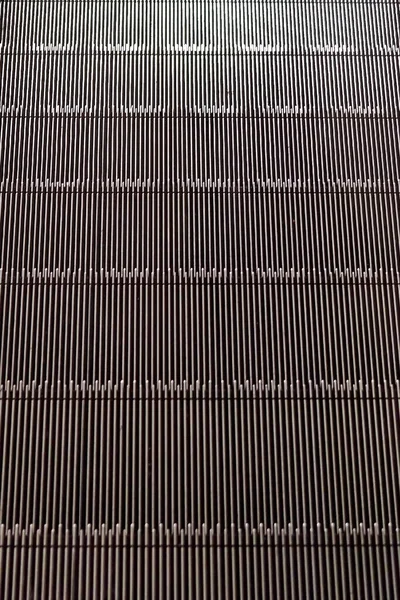 エスカレーターの階段の抽象的な背景のパターンを剥ぎ取った ソフトフォーカス画像 — ストック写真