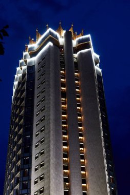 Aydınlatılmış otel Kazakistan, alacakaranlıkta. Almaty, Kazakistan - 2 Ağustos 2021