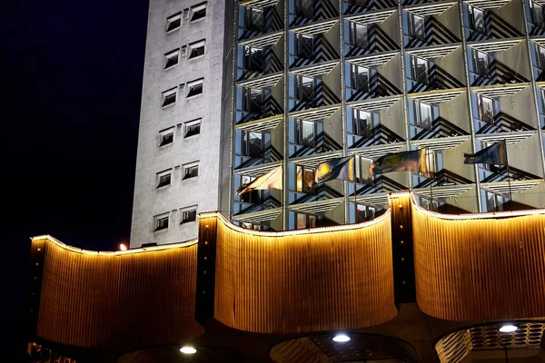 Fachada Iluminada Del Hotel Kazajstán Atardecer Almaty Kazajstán Agosto 2021 — Foto de Stock