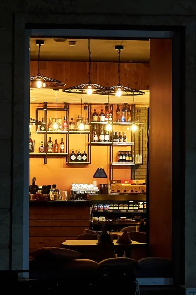 Vista exterior da sala de bar iluminada. — Fotografia de Stock