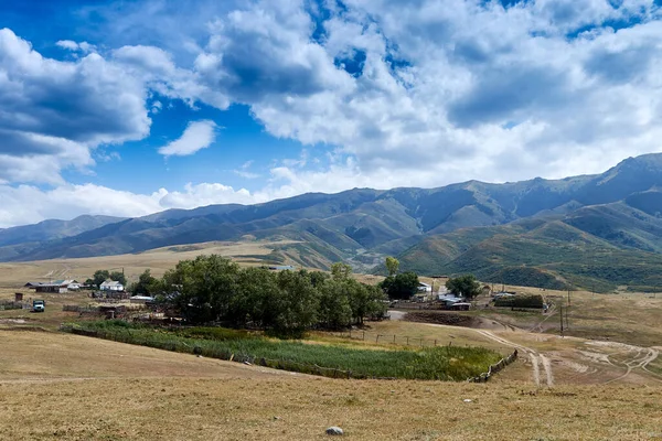 Dağların Arkasındaki Uzak Dağ Köyü Manzarası Bulutlu Gökyüzü — Stok fotoğraf
