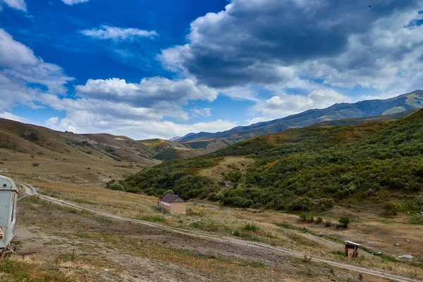 Vista Panorámica Las Verdes Colinas Remota Granja — Foto de Stock