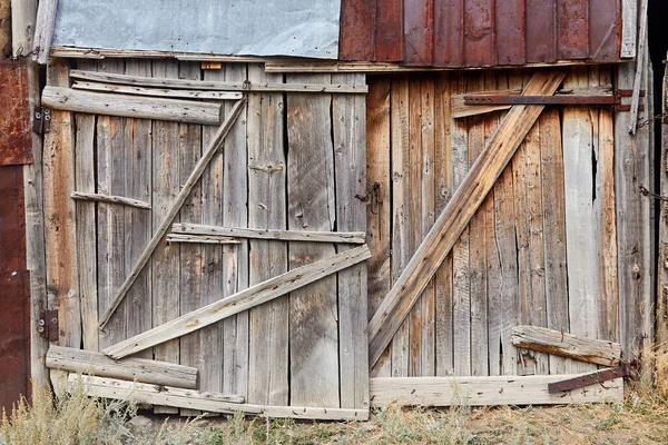 Poort Van Oude Schuur Gemaakt Van Planken Vervaagd Zon — Stockfoto