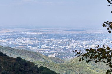 Güneşli bir yaz gününde Almaty şehrinin dağlardan panoramik manzarası