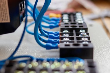 Temas şeridine bağlı mavi kablolar. seçili odak bulanık önplan ve arkaplan