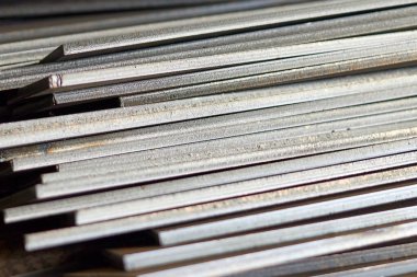 Cnc lazer makinesinde kesilmiş metal ürünler yığını. yakın plan fotoğraf