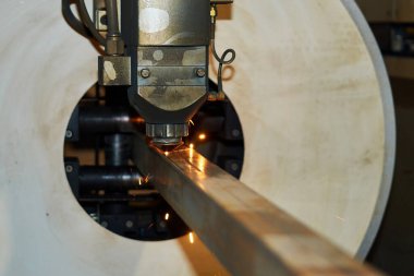 cnc lazer kesme makinesi çelik kare boru kesiyor