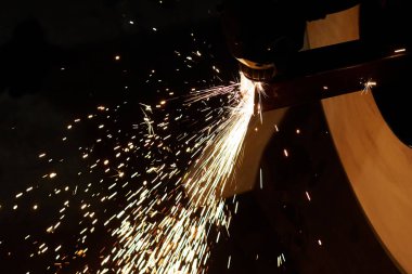 Cnc lazer kesme makinesinin kıvılcımları çelik kare boruyu kesiyor