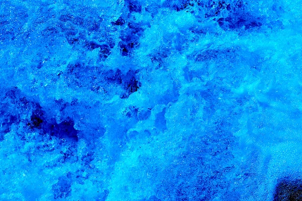 Nehrin kaynayan suyunun mavi renkli akıntılar üzerindeki dokusu — Stok fotoğraf