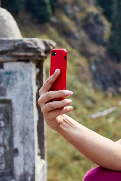 Kobiety ręka trzyma smartfona i robi selfie — Zdjęcie stockowe
