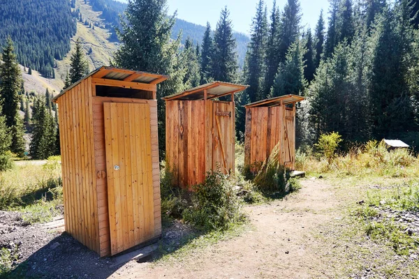 Dışarıdaki ahşap umumi tuvaletler dağlarda, turistik alanlarda.