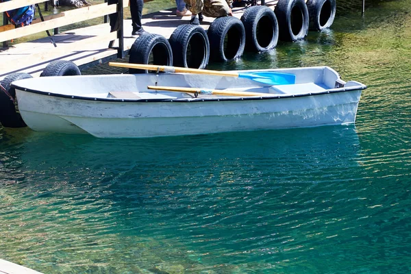 Ruderboot Auf Der Seebrücke Autoreifen Zum Schutz Der Seebrücke — Stockfoto