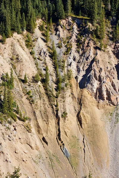 Vista de la ladera de la montaña con las secuelas de un derrumbe —  Fotos de Stock