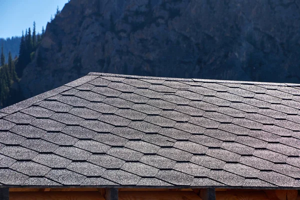 Dach des Hauses aus weichen Bitumenziegeln — Stockfoto