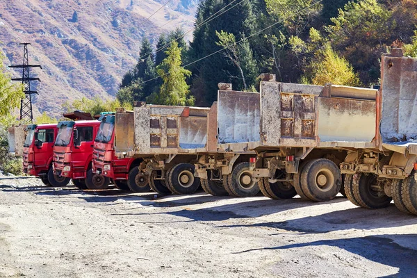 Mola sırasında çöp kamyonları sıraya park etmiş. Almaty, Kazakistan - 25 Eylül 2021