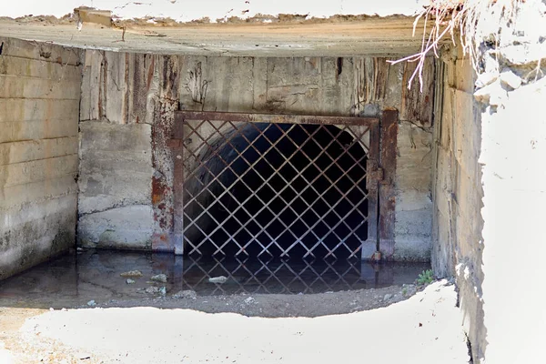 Entrance Abandoned Flooded Tunnel Made Concrete Closed Metal Grate — Stock fotografie