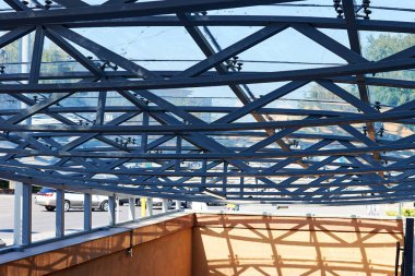 Almaty 'deki metro istasyonunun girişinde cam bir tente gövdesi var.