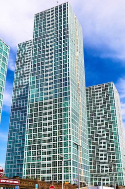 Modern, çok katlı bir bina. Nur-Sultan, Kazakistan - 12 Nisan 2022