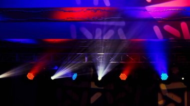 Renkli çoraplar ve spot ışıkları gece kulübünde sahneyi aydınlatıyor.