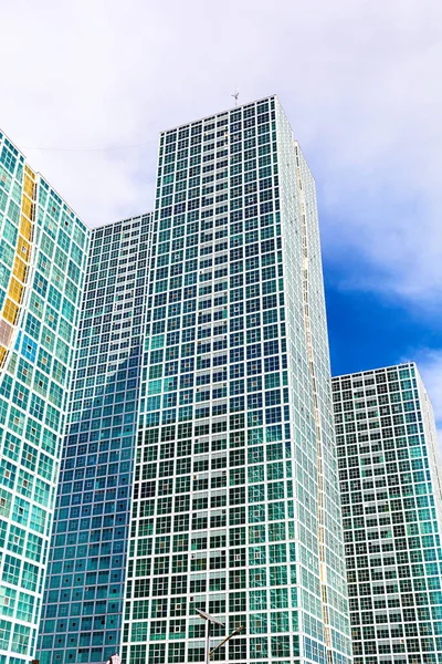 Edifício residencial moderno de vários andares. Nur-Sultan, Cazaquistão - 12 de abril de 2022 — Fotografia de Stock