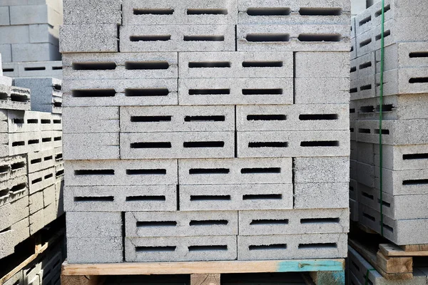 Hollow concrete wall blocks assembled on pallets — ストック写真