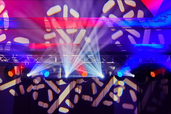 Sofás de colores y proyectores que iluminan el escenario en la discoteca —  Fotos de Stock