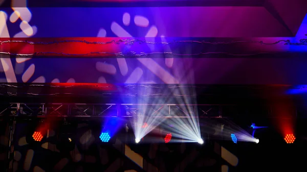 Soffits coloridos e holofotes iluminando o palco na boate — Fotografia de Stock
