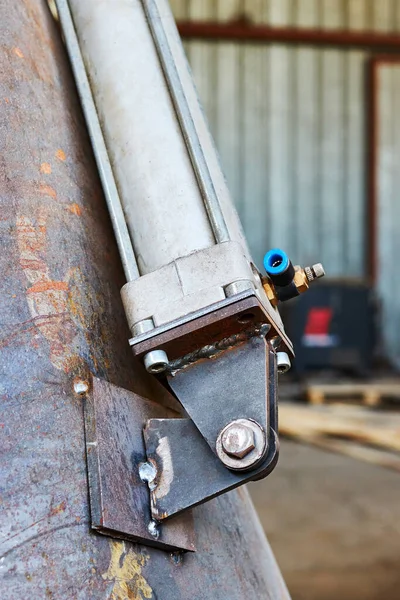 Mounting of the pneumatic cylinder on the wall of the feed hopper — Fotografia de Stock