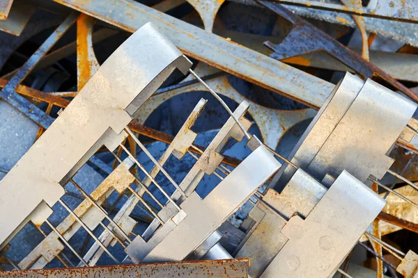 Lazer kesiminden sonra metal atığı tarafından oluşturulan soyut arkaplan