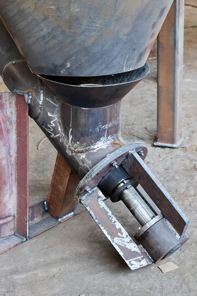 Manufacturing of equipment at the factory. feed hopper with screw feeder — Stockfoto