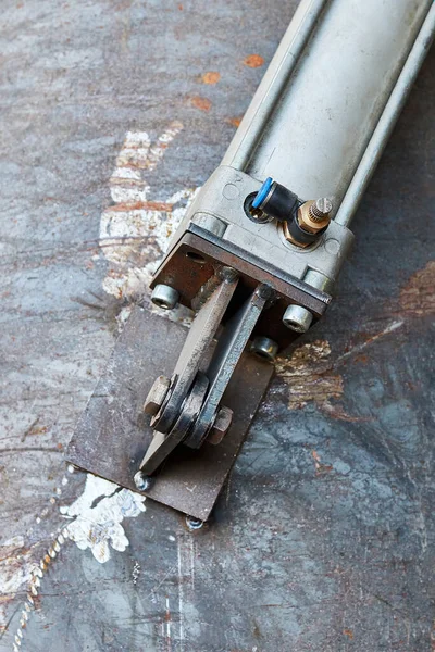 Mounting of the pneumatic cylinder on the wall of the feed hopper — Fotografia de Stock