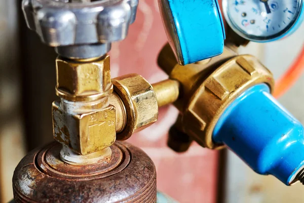 Oksijen tüpündeki kapakçık. seçici odak