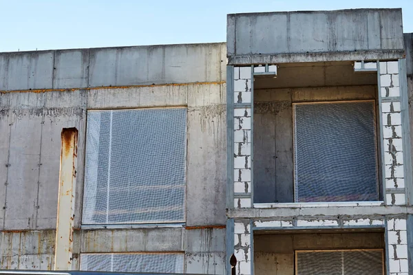 住宅モノリシック保護膜で覆われた窓で建設中の鉄筋コンクリートの建物 — ストック写真