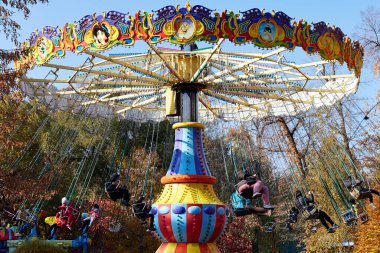 Lunaparkta atlıkarıncaya binen insanlar. Almaty, Kazakistan - 24 Ekim 2021