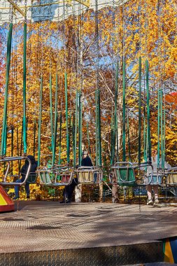 Lunaparkta atlıkarıncaya binen insanlar. Almaty, Kazakistan - 24 Ekim 2021