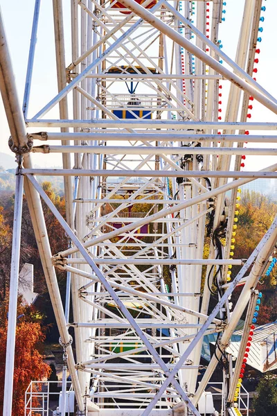 Vista Inferior Estrutura Aço Roda Gigante Contra Céu Azul — Fotografia de Stock