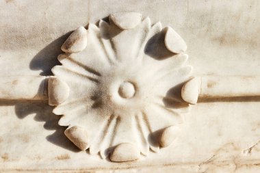 Mermerden yapılmış dekoratif çiçek. Şehir parkındaki çeşmenin tasarımının bir parçası.